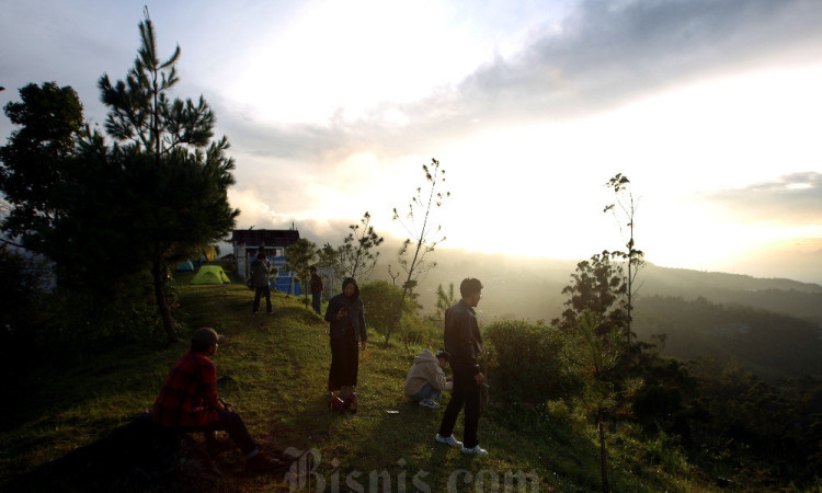 Wisata Menyaksikan Matahari Terbit Pertama Awal Tahun di Puncak Gunung Batu Lembang