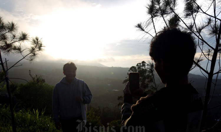 Wisata Menyaksikan Matahari Terbit Pertama Awal Tahun di Puncak Gunung Batu Lembang