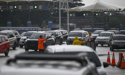 Jumlah Arus Kendaraan Di Gerbang Tol Cikampek Utama