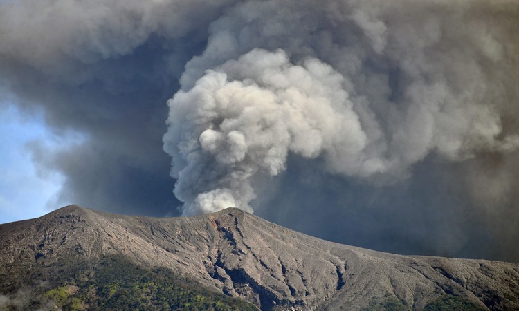 Gunung Marapi Erupsi Keluarkan Abu Vulkanik