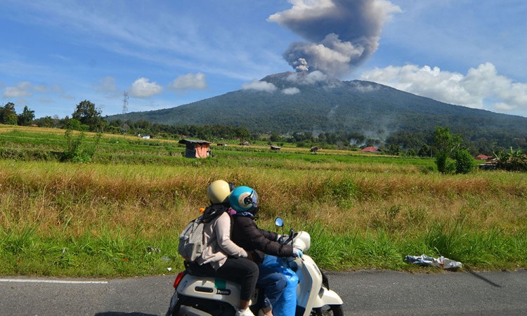 Gunung Marapi Erupsi Keluarkan Abu Vulkanik