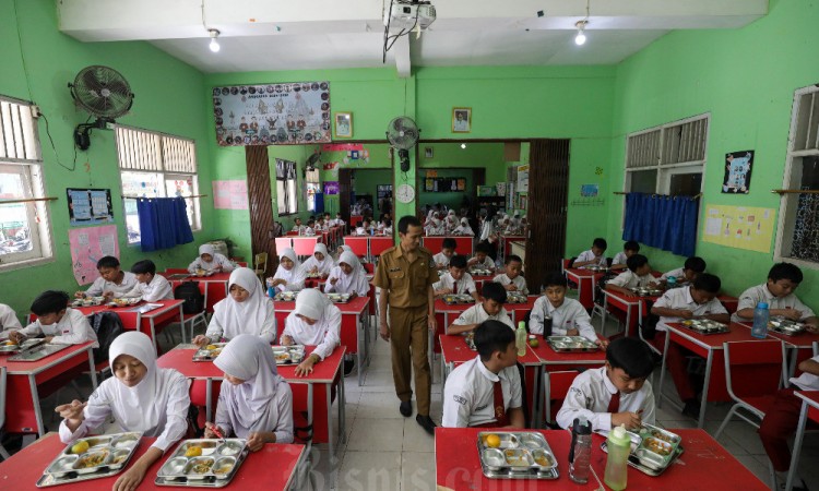 Menteri Komunikasi dan Digital Meutya Hafid Tinjau Pelaksanaan Makan Bergizi Gratis