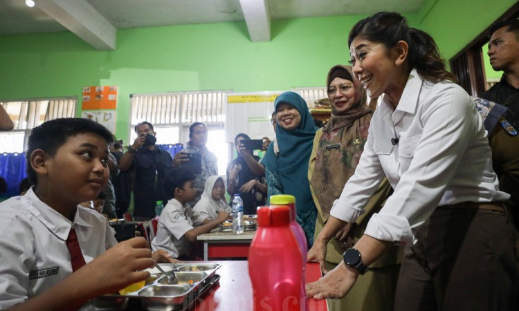 Menteri Komunikasi dan Digital Meutya Hafid Tinjau Pelaksanaan Makan Bergizi Gratis