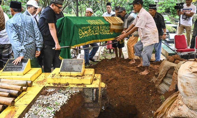 Suasana Haru Iringi Pemakaman Pelawak Sekaligus Politikus Nurul Qomar