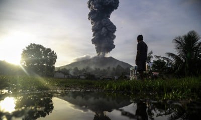 Gunung Ibu Erupsi Keluarkan Abu Vulkanik