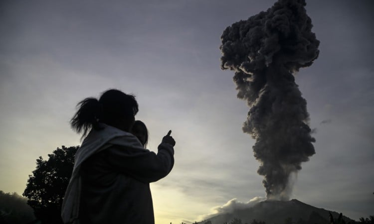 Gunung Ibu Erupsi Keluarkan Abu Vulkanik