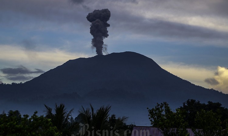 Erupsi Gunung Ibu Masih Berlanjut