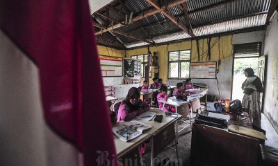 Tetap Menuntut Ilmu Meski 20 Tahun Bangunan Sekolah Rusak