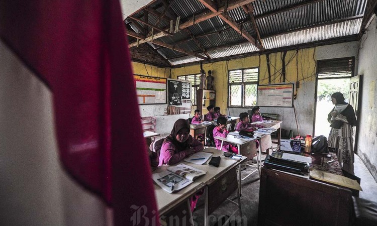 Tetap Menuntut Ilmu Meski 20 Tahun Bangunan Sekolah Rusak