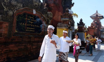 Upacara Persembahyangan Hari Suci Tumpek Wayang