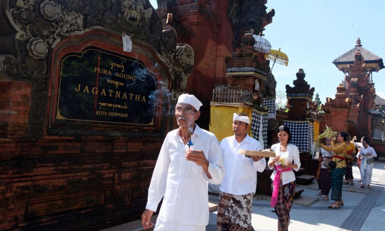 Upacara Persembahyangan Hari Suci Tumpek Wayang