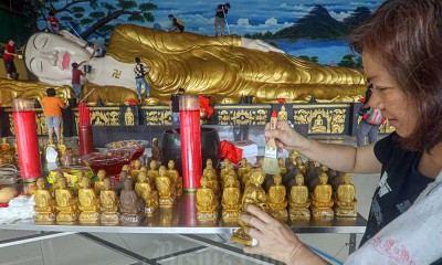 Jelang Imlek, Warga Tionghoa di Bogor Lakukan Ritual Pencucian Patung Budha Tidur