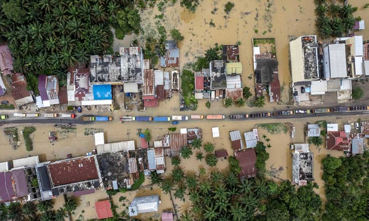 Jalur Lintas Sumatra Macet Total Akibat Banjir Luapan Sungai Pengabuan