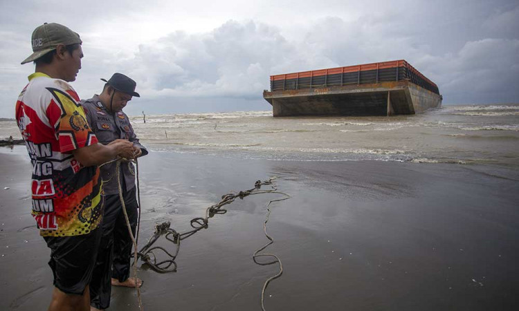 Dihantam Gelombang Tinggi, Kapal Tongkang Tredampar di Pesisir Indramayu
