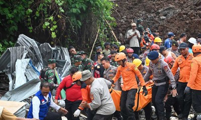 Proses Evakuasi Korban Tanah Longsor di Denpansar