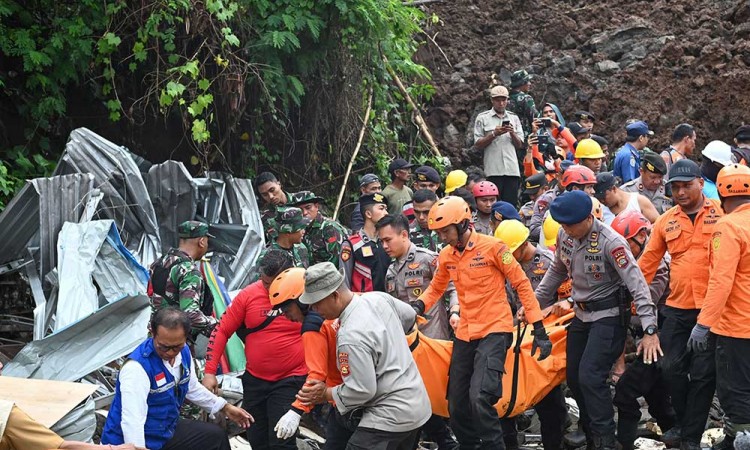 Proses Evakuasi Korban Tanah Longsor di Denpansar