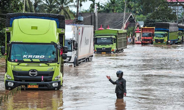 Jalur Lintas Sumatra Sudah Kembali Bisa Dilalui Setelah Lumpuh Total Akibat Banjir