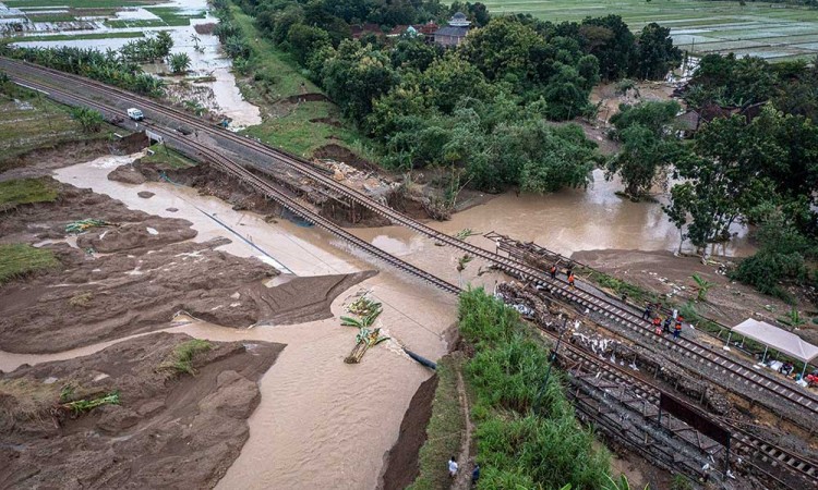 Rel Kereta Api di Grobogan Jawa Tengah Amblas Diterjang Banjir