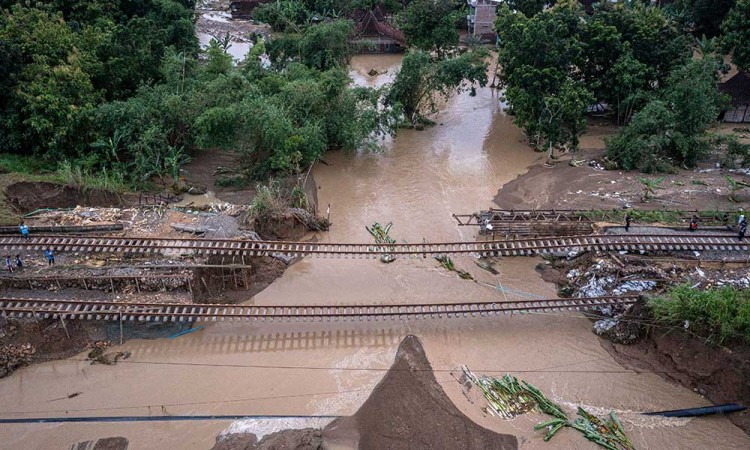 Rel Kereta Api di Grobogan Jawa Tengah Amblas Diterjang Banjir