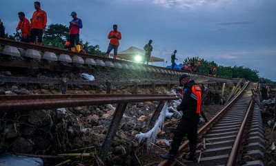 Rel Kereta Api di Grobogan Jawa Tengah Amblas Diterjang Banjir