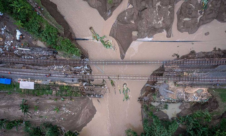 Rel Kereta Api di Grobogan Jawa Tengah Amblas Diterjang Banjir