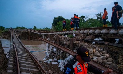 Rel Kereta Api di Grobogan Jawa Tengah Amblas Diterjang Banjir