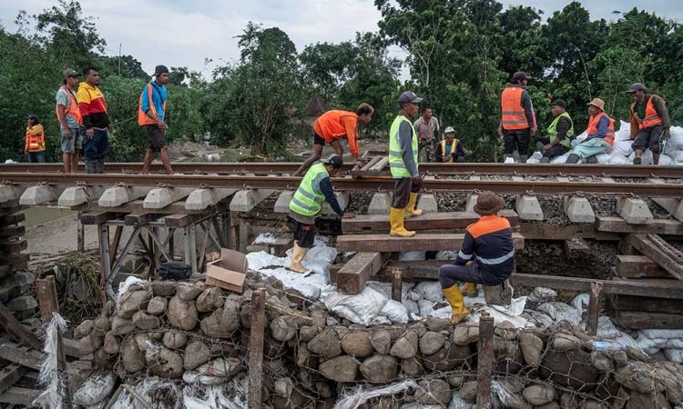 Proses Perbaikan Jalur Kereta Yang Amblas Tergerus Banjir di Grobogan