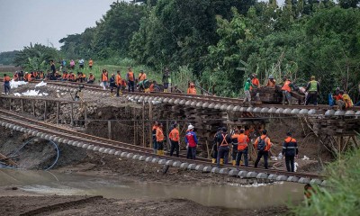 Proses Perbaikan Jalur Kereta Yang Amblas Tergerus Banjir di Grobogan