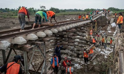 Proses Perbaikan Jalur Kereta Yang Amblas Tergerus Banjir di Grobogan