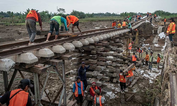 Proses Perbaikan Jalur Kereta Yang Amblas Tergerus Banjir di Grobogan