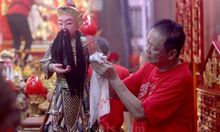 Persiapan Klenteng Xian Ma di Makassar Jelang Perayaan Imlek