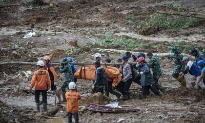 Proses Evakuasi Jenazah Korban Tanah Longsor di Pekalongan