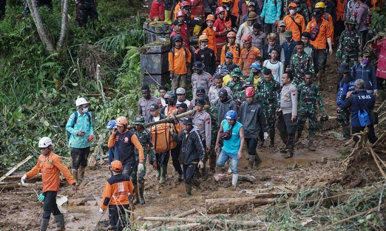 Proses Evakuasi Jenazah Korban Tanah Longsor di Pekalongan