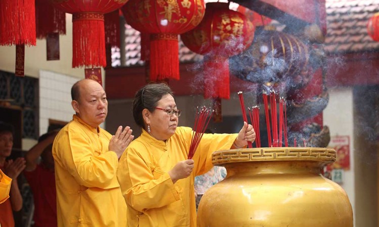 Umat Tri Dharma Lakukan Sembahyang Song Sien di Klenteng Tjoe Hwie Kiong Kediri