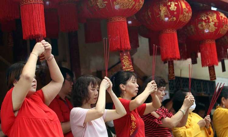 Umat Tri Dharma Lakukan Sembahyang Song Sien di Klenteng Tjoe Hwie Kiong Kediri