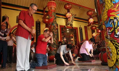 Umat Tri Dharma Lakukan Sembahyang Song Sien di Klenteng Tjoe Hwie Kiong Kediri