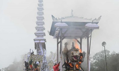 Prosesi Pembakaran Jenazah Palinggih Dane Jero Gede Batur Kawanan (Alitan) saat Upacara Pelebon