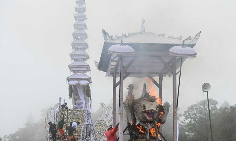 Prosesi Pembakaran Jenazah Palinggih Dane Jero Gede Batur Kawanan (Alitan) saat Upacara Pelebon