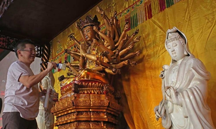 Prosesi Ritual Pencucian Patung Dewa di Vihara Kwan In Thang