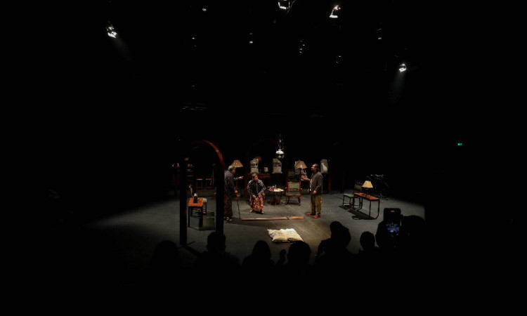 Kelompok Teater Populer Pentaskan Lakon Dag Dig Dug