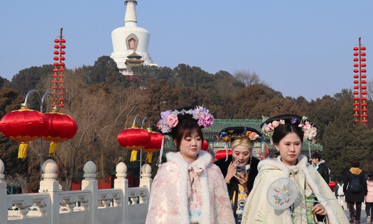 Suasana jelang Imlek di Taman Beihai Beijing