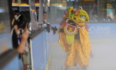 Pertunjukan Barongsai Ice Skating