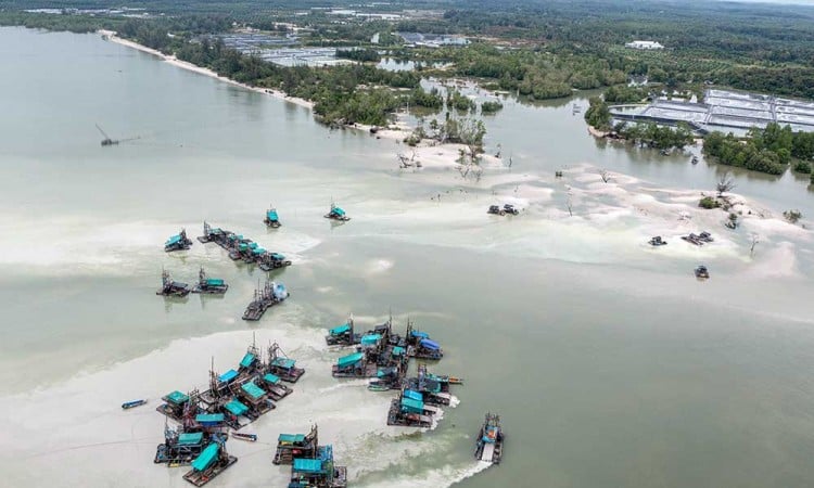 Aktivitas Penambangan Biji Timah Ilegal di Kepulauan Bangka Belitung