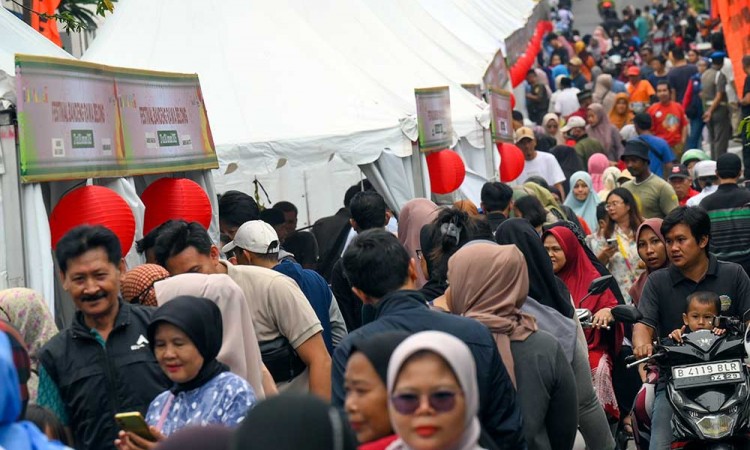 Warga Padati Festival Bandeng Rawa Belong di Jakarta