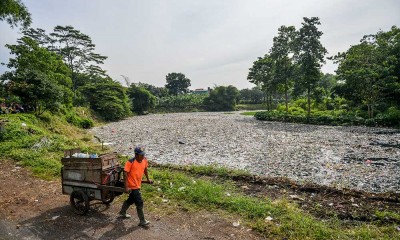 Tumpukan Sampah Penuhi Aliran Sungai Citarum Lama