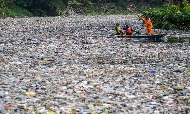 Tumpukan Sampah Penuhi Aliran Sungai Citarum Lama