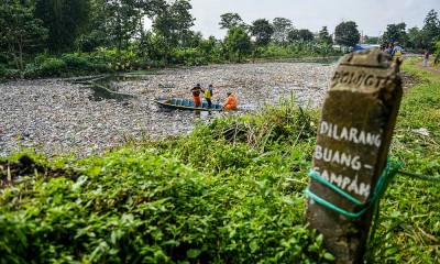 Tumpukan Sampah Penuhi Aliran Sungai Citarum Lama