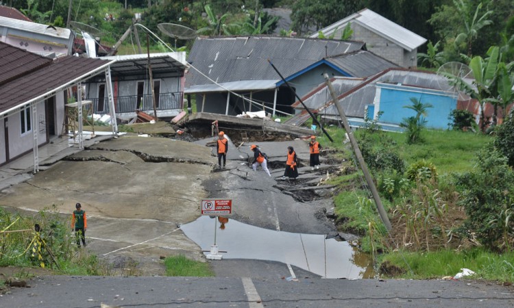 Bencana Tanah Bergerak Mengakibatkan Jalan Dan Rumah Warga Rusak