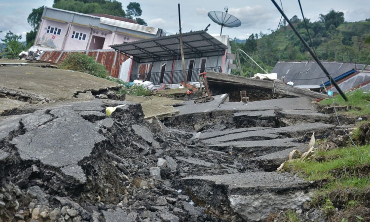 Bencana Tanah Bergerak Mengakibatkan Jalan Dan Rumah Warga Rusak