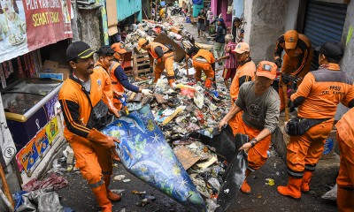 Pengangkutan Sampah Akibat Banjir Di Cengkareng